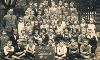 Vtelnicko school class (Čestmír Pelant in the top row, the second one from the right)
