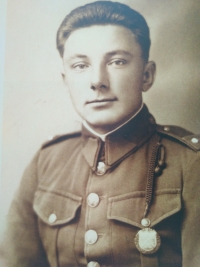 Starý otec Jozef Rakický ako desiatnik v Čs. armáde, zahynul počas 2. svetovej vojny.