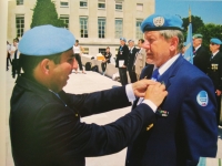 Laurent Attar-Bayrou, prezident Asociácie medzinárodných mierových síl, odovzdáva plk. Kolenčíkovi Pamätnú medailu OSN za prínos pri upevňovaní mieru vo svete.