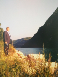 A war veteran recalls. Ľubomír Kolenčík on the Neretva River, 2019.