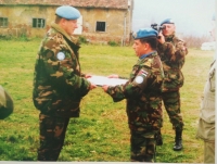 Gen. Ratazzi, Chief of Staff of the Mission, hands Col. Kolenčík with an honorary commendation from the UNPROFOR Commander-in-Chief