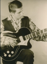 Pamětník v 17 letech s kytarou, 1963