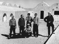 Expedice Hoggar, Alžírsko 1969, pamětník v pokleku s čepicí