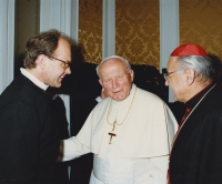 S papežem Janem Pavlem II., u příležitosti druhé návštěvy papeže u nás, vpravo kardinál Miloslav Vlk, 1995
