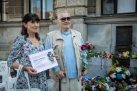 Petra Erbanová s poukazem Centra Paměti národa na lázeňskou péči a Petr Šída u liberecké radnice 21. srpna 2021