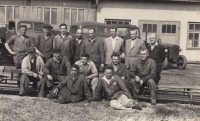 Pracovní kolektiv Silnice Žamberk, Jaroslav Zářecký v prostřední řadě vpravo, 60. léta
