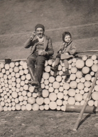 S otcem, cca 1943