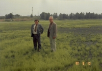 Jan Kadlec on the right with a colleague, an example of the result of laying grass mats, 1982