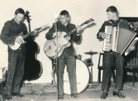 Vojenská kapela, pamětník uprostřed, 1966