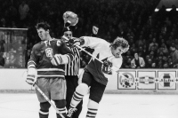 Utkání ČSSR - Kanada, kanadský útočník Bobby Clarke inzultuje hokejkou československého kapitána Františka Pospíšila; snímek Bořivoje Černého, září 1972
