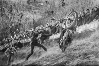 Motokrosoví závodníci pří jízdě do vrchu; snímek Bořivoje Černého, první polovina 70. let 20. století 
