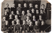 school photo of the respondent, Yuzhnaya Mine, Prokopyevsk, Kemerovo region, May 7, 1955. Respondent is in the last row, third person from the left.

