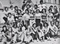 Mons. Václav Slouk (první řada, druhý zprava) na fotografii maturitního ročníku, gymnázium v Hustopečích u Brna, 1976