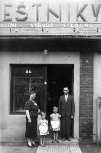 Gertruda Milerská (Lachsová) with her parents and older sister / Třinec / 1930s