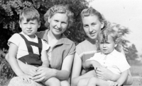 Gertruda Milerská (on the right) with her sister and her children / 1956
