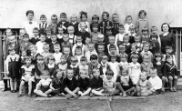 Gertruda and Hanne Lachs (bottom middle, short hair) in the Czech kindergarten in Třinec / 1936