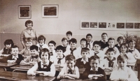 Mons. Václav Slouk (vzadu před paní učitelkou), ve 4. třídě ZDŠ Hrušovany u Brna, školní rok 1966-1967 