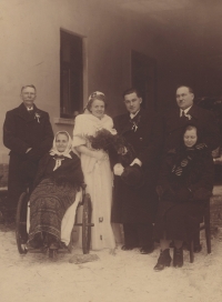 Svatba rodičů Jaroslava a Antonie Zářeckých, foto s rodiči, 1939