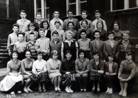 S. Pohořal (zadní řada, třetí zleva) na školní fotografii