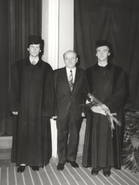 Jiří Miler with a friend and with then senior lecturer Bronislav Hlůza at the second graduation in Olomouc in 1985