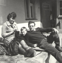 Jiří Miler asi dvanáctiletý s maminkou a tatínkem