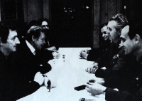 S. Pohořal (zcela vpravo), tehdy mluvčí ministerstva obrany, na jednání zástupců armády se zástupci Občanského fóra. Schůzka proběhla 7. 12. 1989 v Obecním domě v Praze