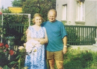 Zdenka a Jaroslav Wittmayerovi na zahradě, Praha 1990