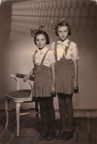 Ludmila Czerneková (Kozmiková) with her sister Alena, mid 40s