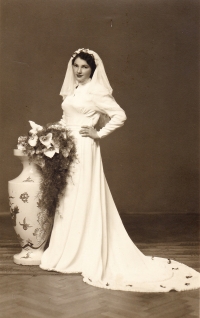 Ludmila Czerneková (Kozmiková), a wedding photo from 1955