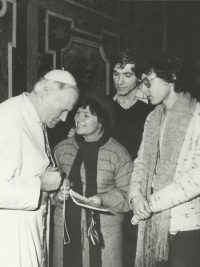 The mother of Marie Kaplanová with the pope, 1980 
