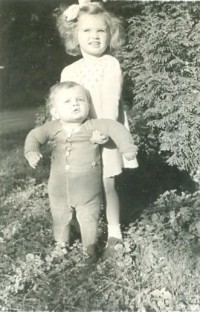 Oldřich se svou  o dva roky starší sestrou Boženkou, Praha 1943