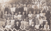 Primary school in Dolní Město, future husband Miloslav Veselský in the top row, second from the left, 1930s