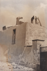 Bourání tzv. americké lednice, která stála v blízkosti Panského domu v Humpolci, r. 1965