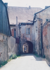 A view of the passage and Panský dům (manorial house), shortly after being returned in the restitution