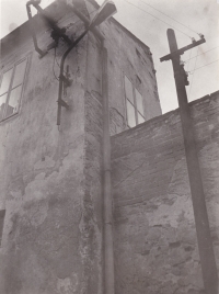 Snímek Panského domu těsně po revoluci