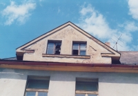 Vymlácená okna u Panského domu v Humpolci, stav budovy po r. 1989