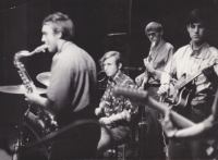 Bigbeatová kapela Strangers z Humpolce, Jiří Kučera zcela vpravo, Humpolec-Zálesí, cca r. 1967