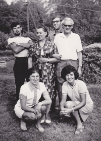 Rodina Kučerova na zahradě, vlevo Jiří Kučera