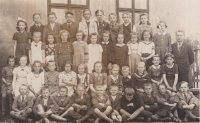 Pupils of the primary school in Dolní Město, probably already during the Second World War, the husband of the witness Miloslav Veselský in a light jacket in the top row, fifth from the left