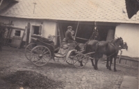 Farmyard of the Veselský family in Dolní Město. In the background, next to the coachman, the future husband of the witness, Miloslav Veselký, is peeking out, circa 1930s