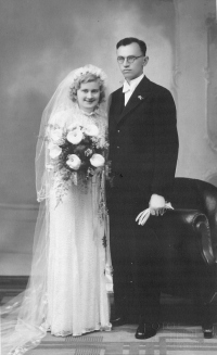The parents' marriage in the year 1937 