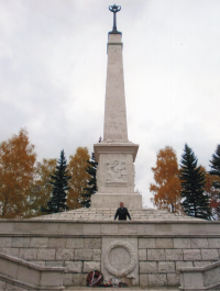 Josef Svoboda před památníkem vojáků padlých v druhé světové válce na vojenském hřbitově v Liptovském Mikuláši v roce 2018