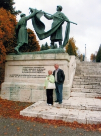 Josef Svoboda s Annou Kozákovou u vstupního sousoší památníku vojáků padlých v druhé světové válce na vojenském hřbitově v Liptovském Mikuláši v roce 2018