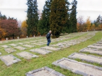 Josef Svoboda na vojenském hřbitově v Liptovském Mikuláši, kde jsou hroby 1361 padlých spolubojovníků
