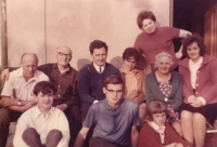 Egon Wiener (spodní řada uprostřed) se svojí rodinou v roce 1968