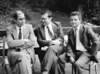 Egon Wiener (uprostřed) s kolegy funkcionáři v roce 1988