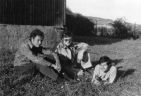 Egon Wiener (uprostřed) s přáteli na chmelové brigádě v Ploskovicích v roce 1972