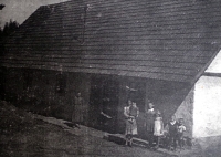 Náhradní dům pro rodinu pamětníka ve vesnici Veliš. Na fotografii zleva: babička, teta, starší sestra a šestiletý Josef s kamarádem, r. 1945