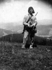 Z natáčení historického filmu Portáši, kde Miroslav David hrál v komparzu jako voják / 1947