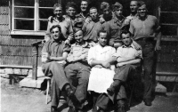 Miroslav David (stojící vpravo) na vojně pod Javorníkem ve Velkých Karlovicích / 1947